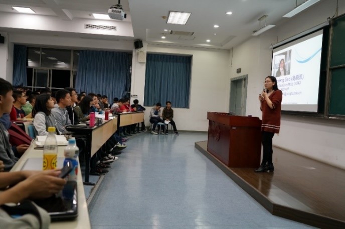 高老師在培訓班授課