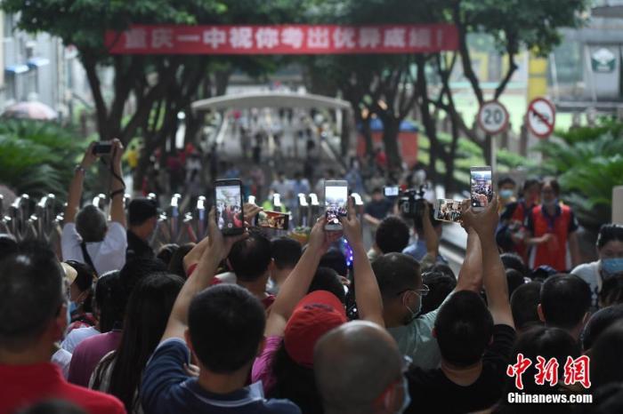 資料圖：2020年7月7日，重慶市第一中學校考點，家長迎接孩子。 <a target='_blank' href='http://www.chinanews.com/'><p  align=